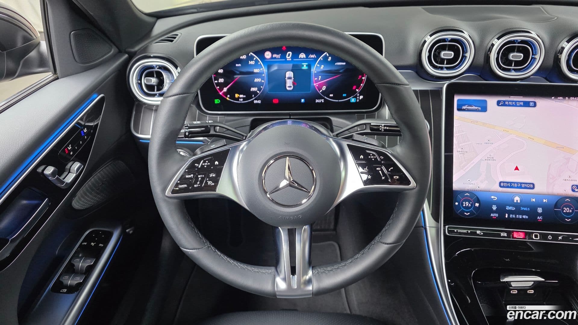 Main__Slider__Photo:C-Class Mercedes-Benz 2025.8-13