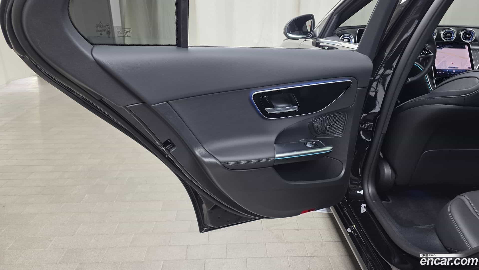 C-Class Mercedes-Benz 2025.8-INNER-035