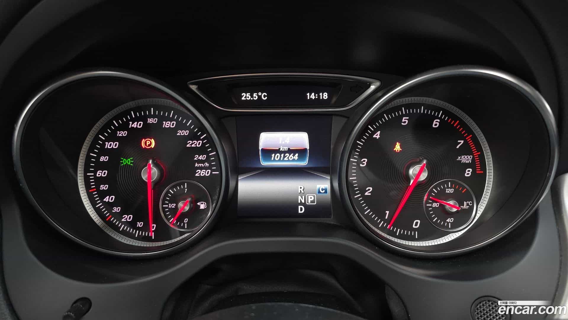 GLA-Class Mercedes-Benz 2018.8-INNER-008