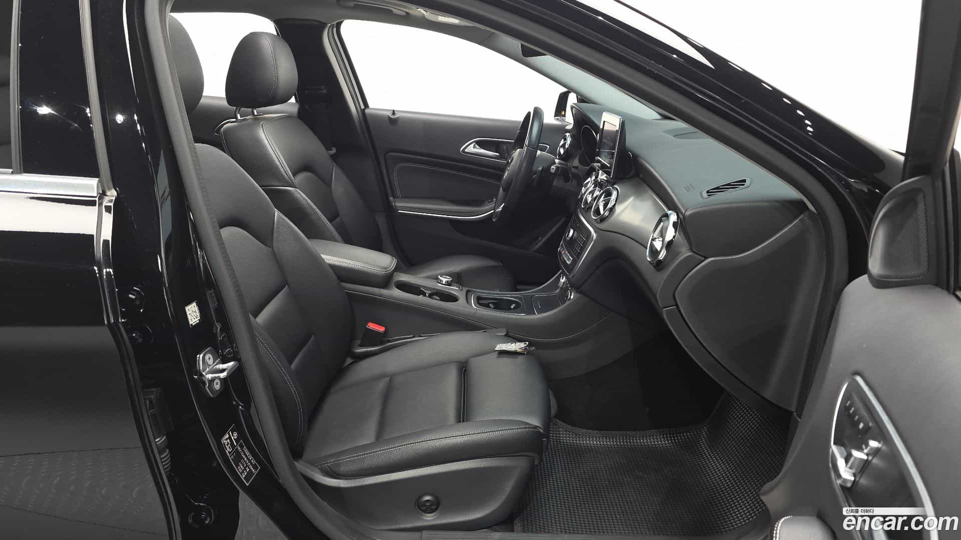GLA-Class Mercedes-Benz 2018.8-INNER-010