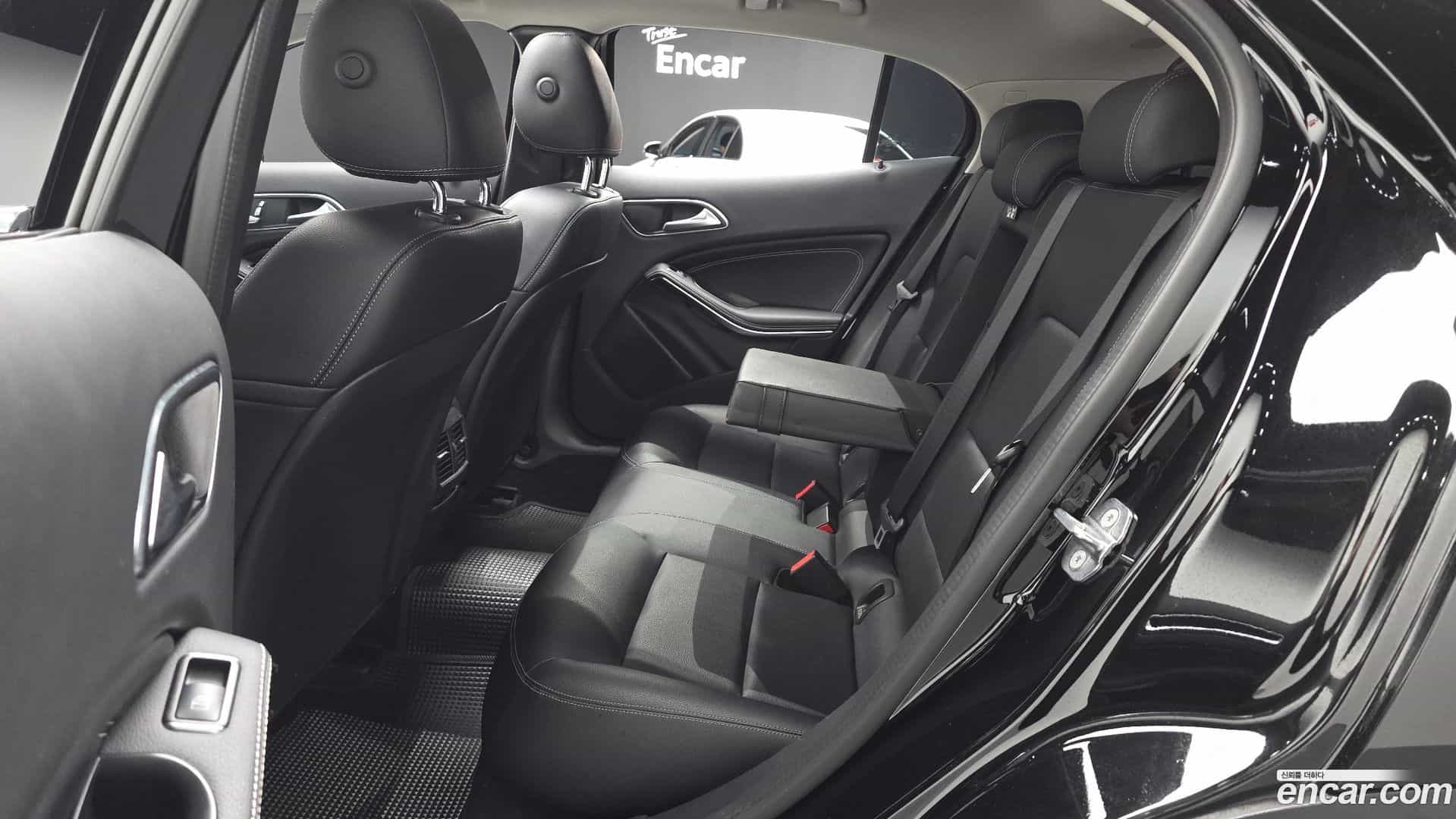 GLA-Class Mercedes-Benz 2018.8-OPTION-016