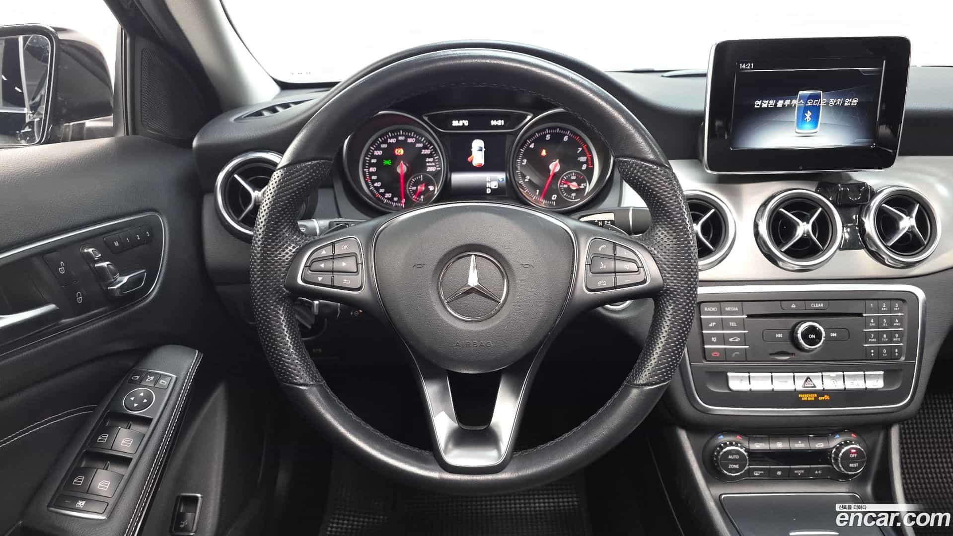 GLA-Class Mercedes-Benz 2018.8-OPTION-017
