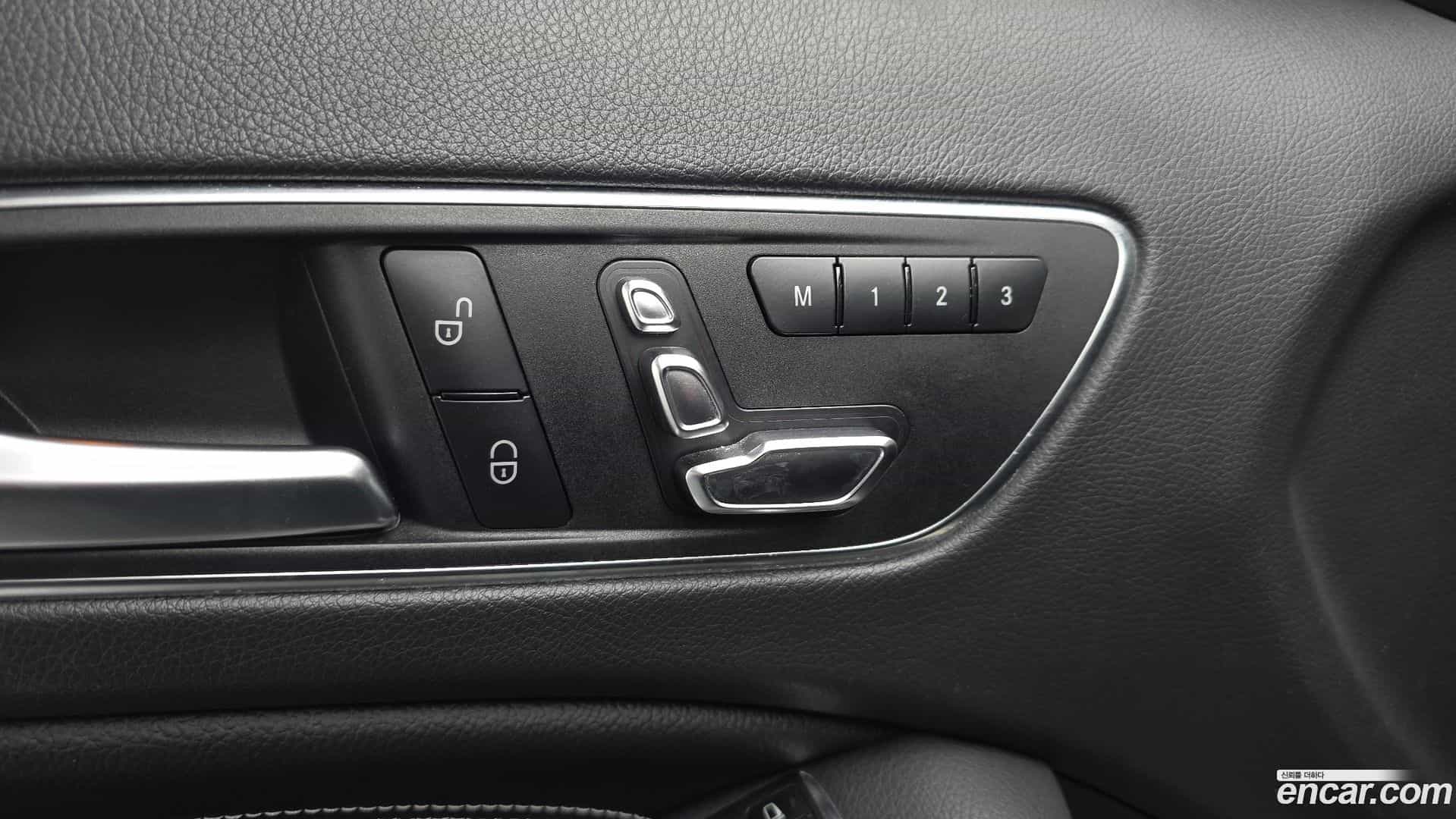 GLA-Class Mercedes-Benz 2018.8-OPTION-022