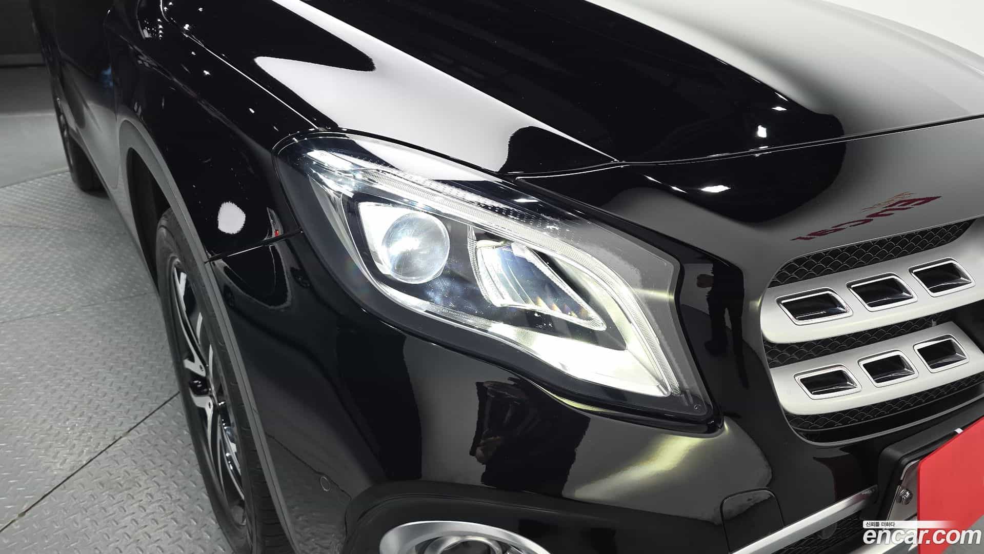 GLA-Class Mercedes-Benz 2018.8-OUTER-032