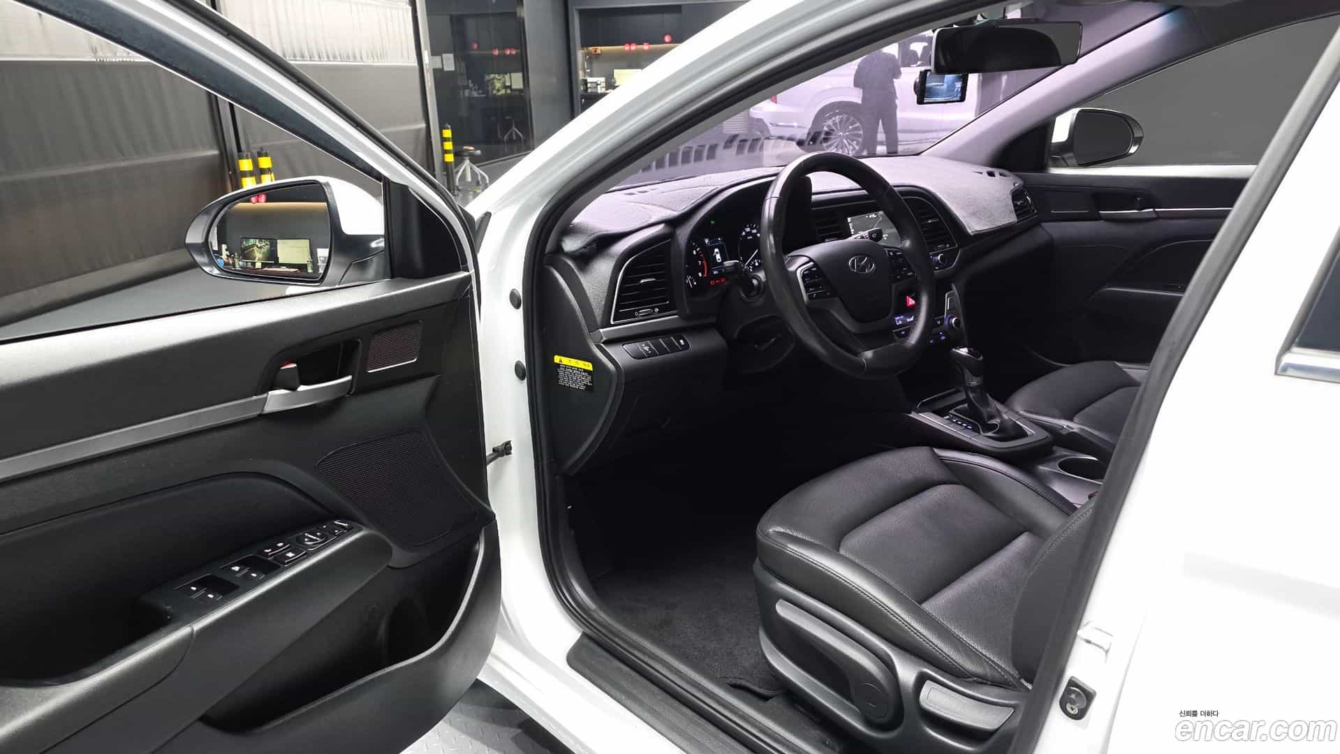 AVANTE Hyundai 2015.9-INNER-010