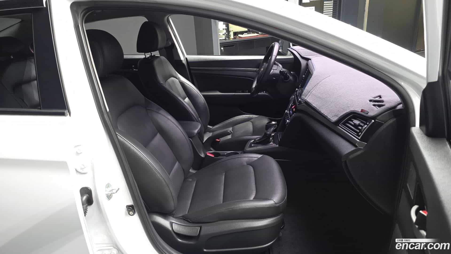 AVANTE Hyundai 2015.9-OPTION-015