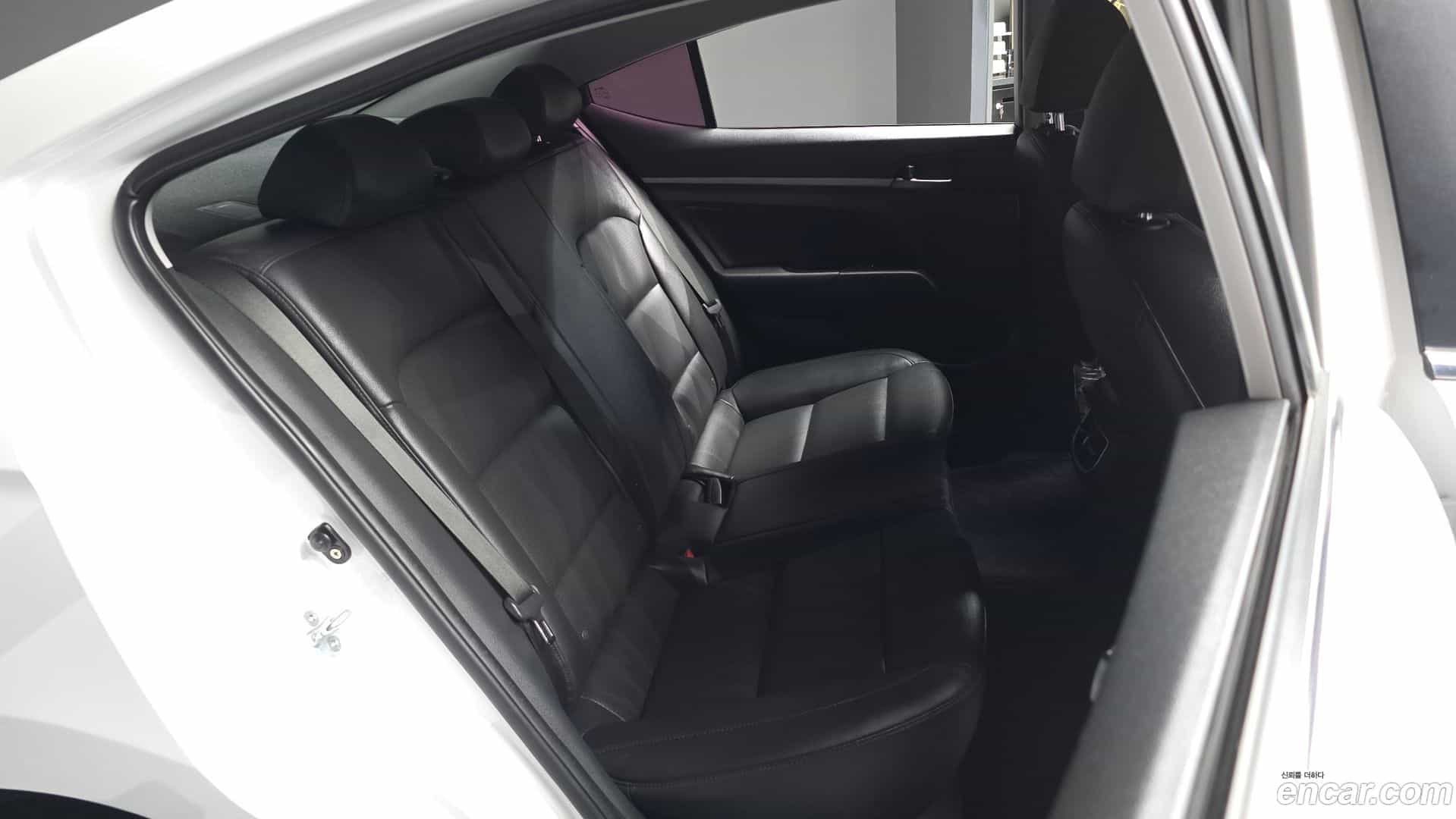 AVANTE Hyundai 2015.9-OPTION-016