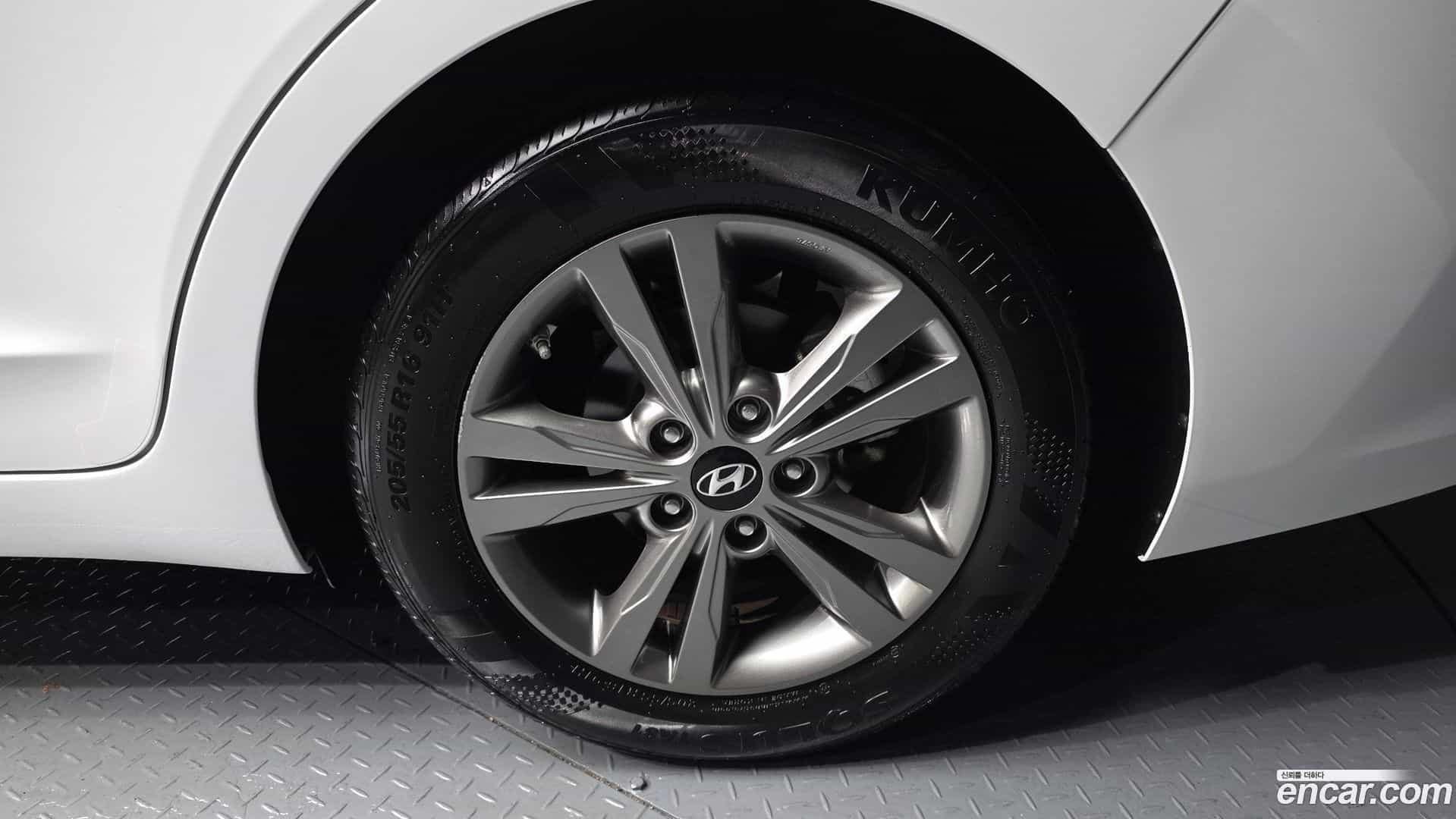 AVANTE Hyundai 2015.9-OUTER-031