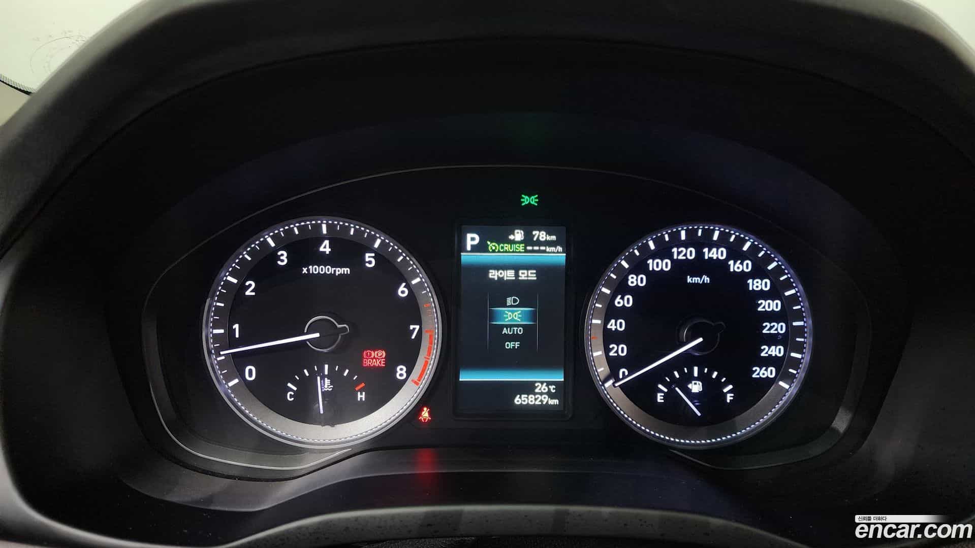 Grandeur Hyundai 2017.1-INNER-008