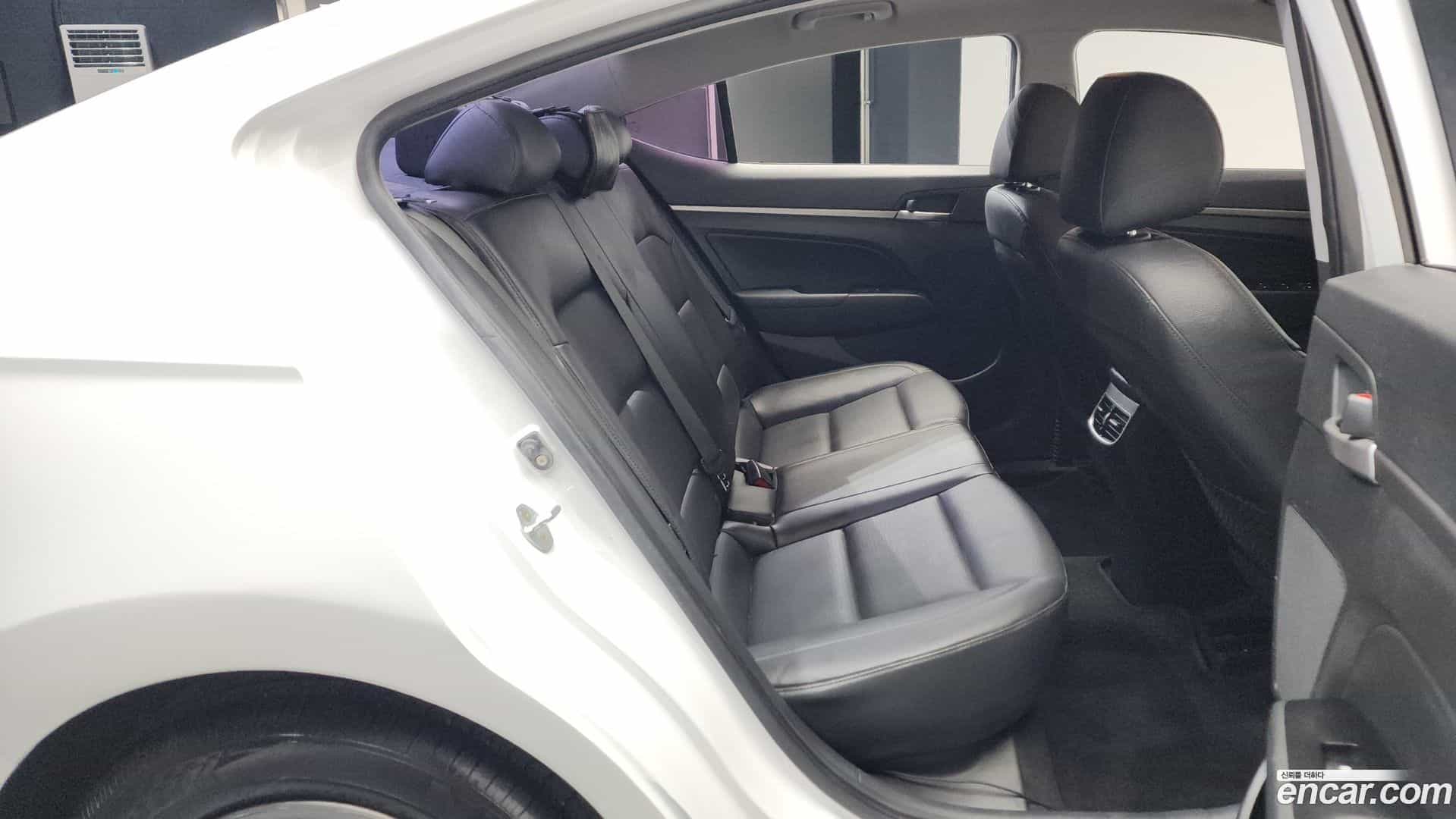 AVANTE Hyundai 2015.9-OPTION-015