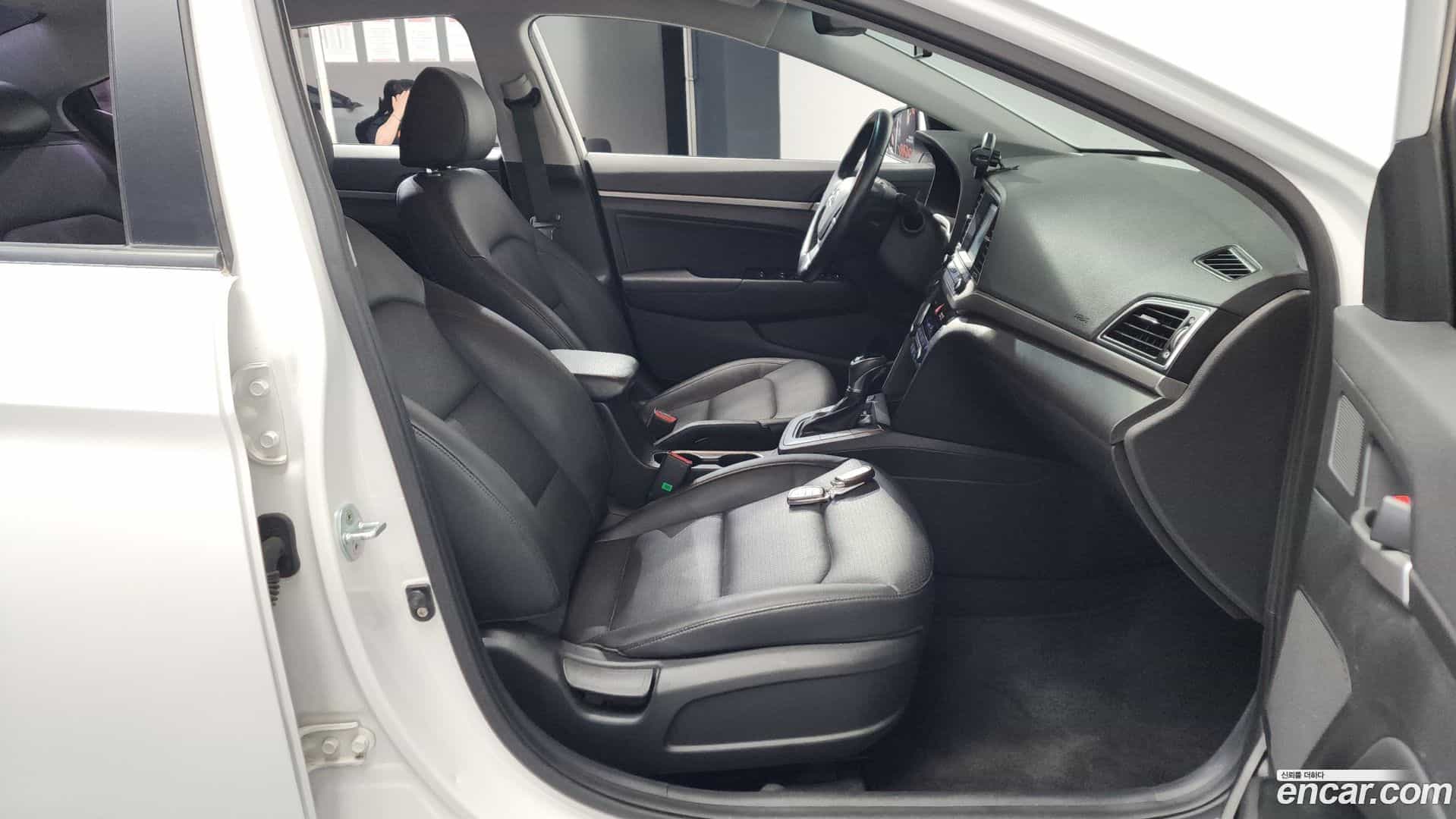 AVANTE Hyundai 2015.9-INNER-036