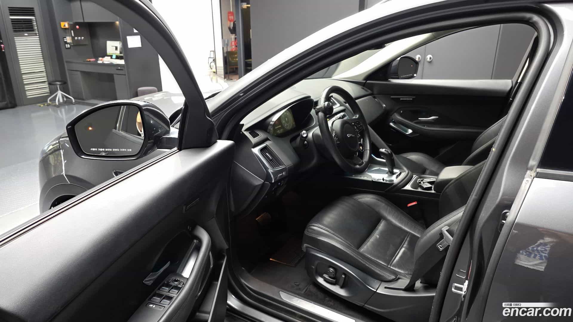 E-PACE Jaguar 2019.4-INNER-010