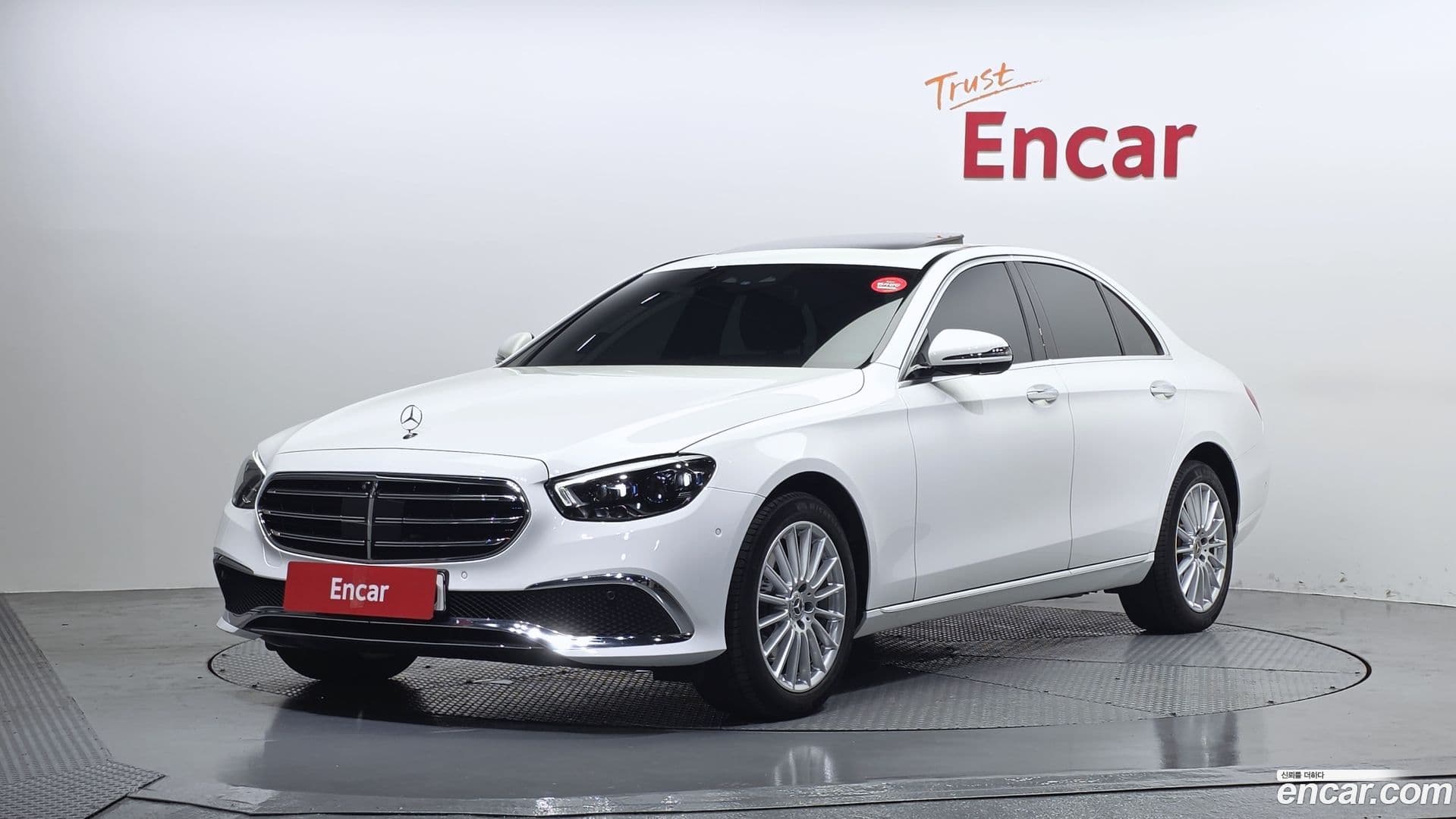 Main__Slider__Photo:E-Class Mercedes-Benz 2023.6-0