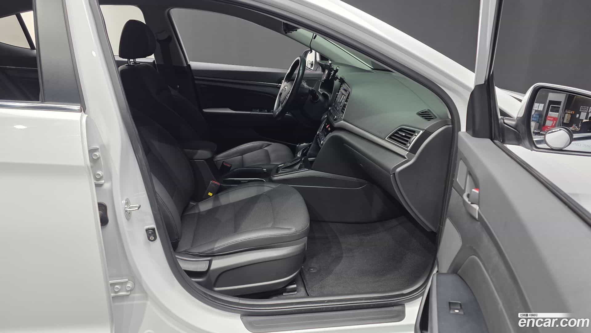 AVANTE Hyundai 2017.7-OPTION-015