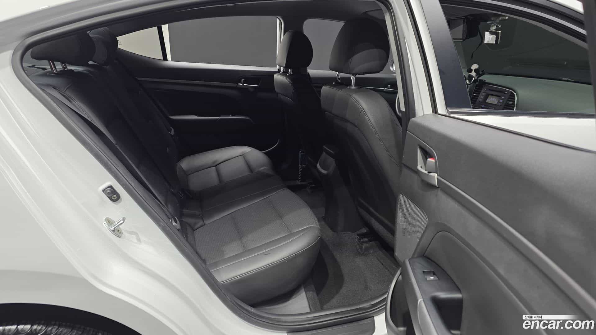 AVANTE Hyundai 2017.7-OPTION-016