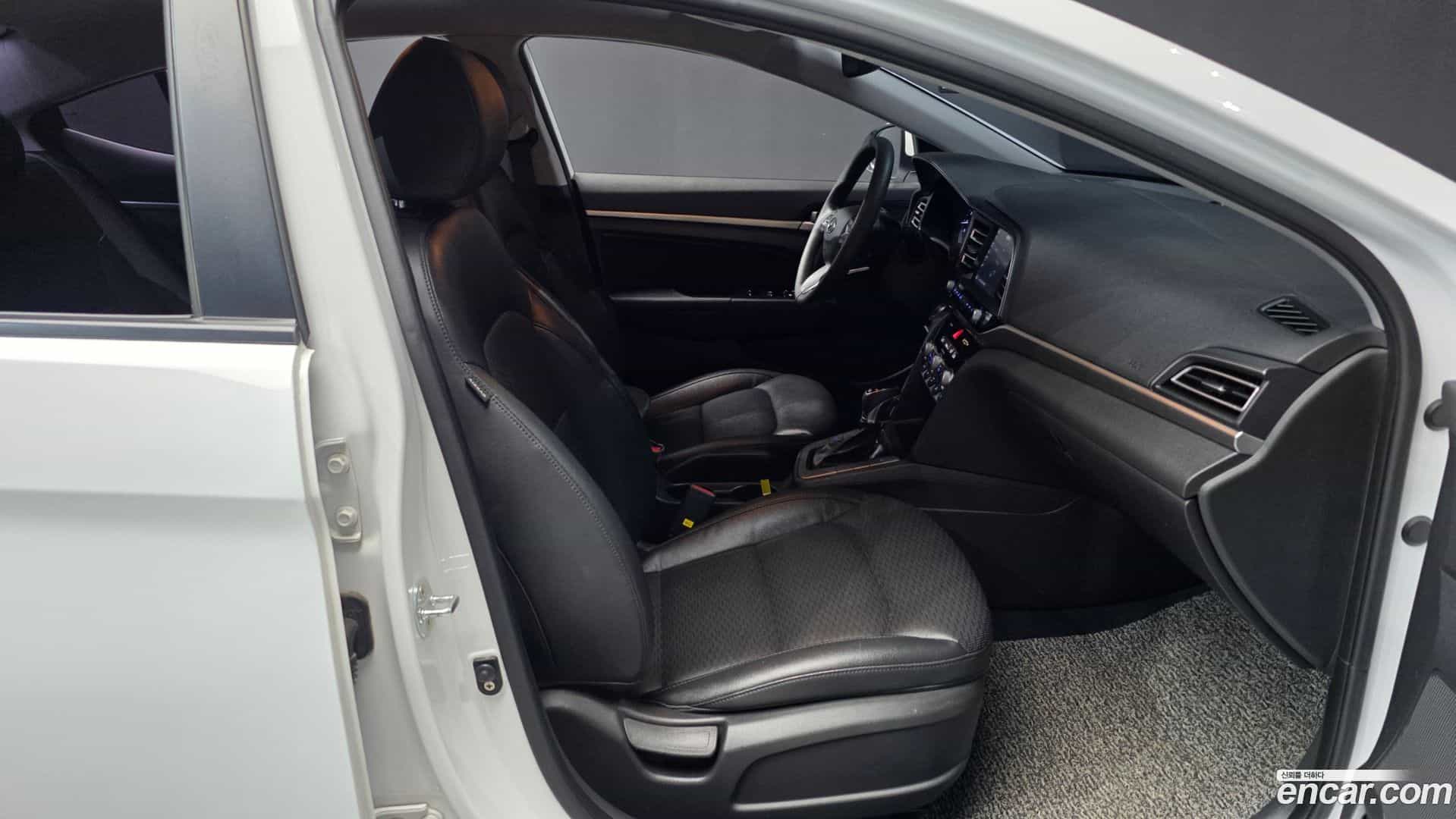 AVANTE Hyundai 2018.9-OPTION-015