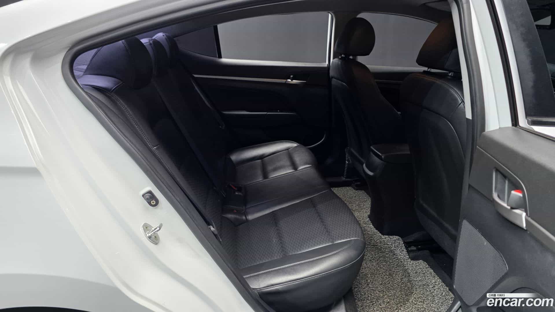 AVANTE Hyundai 2018.9-OPTION-016