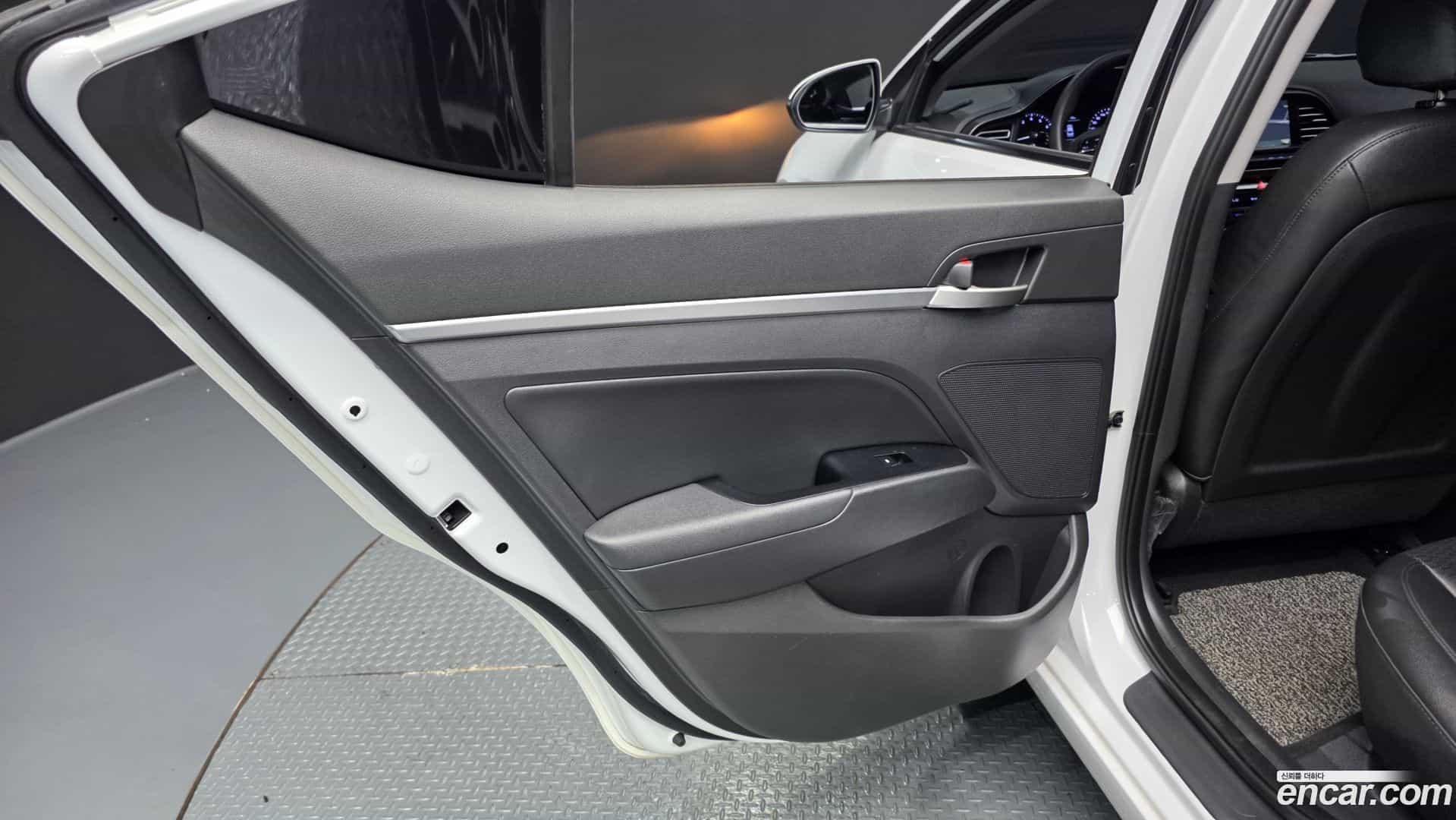 AVANTE Hyundai 2018.9-INNER-035