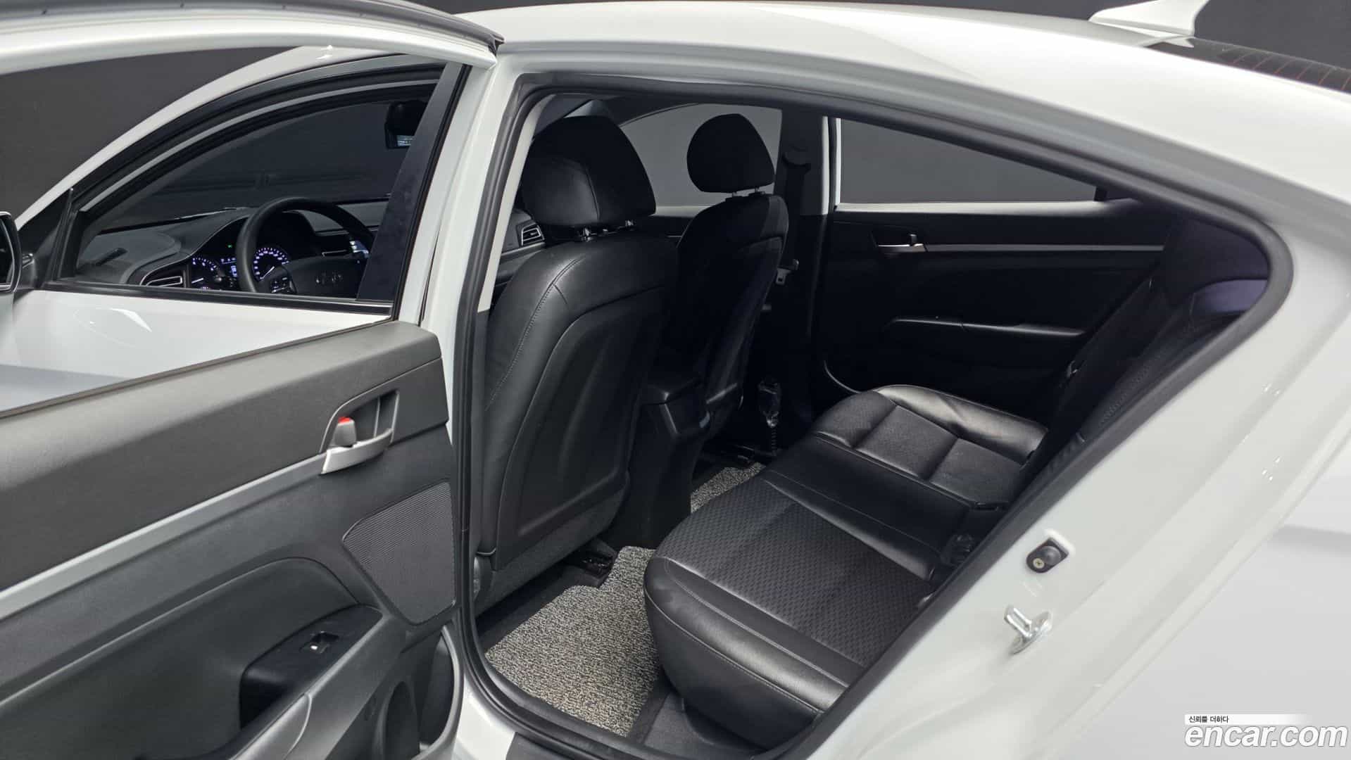AVANTE Hyundai 2018.9-INNER-036