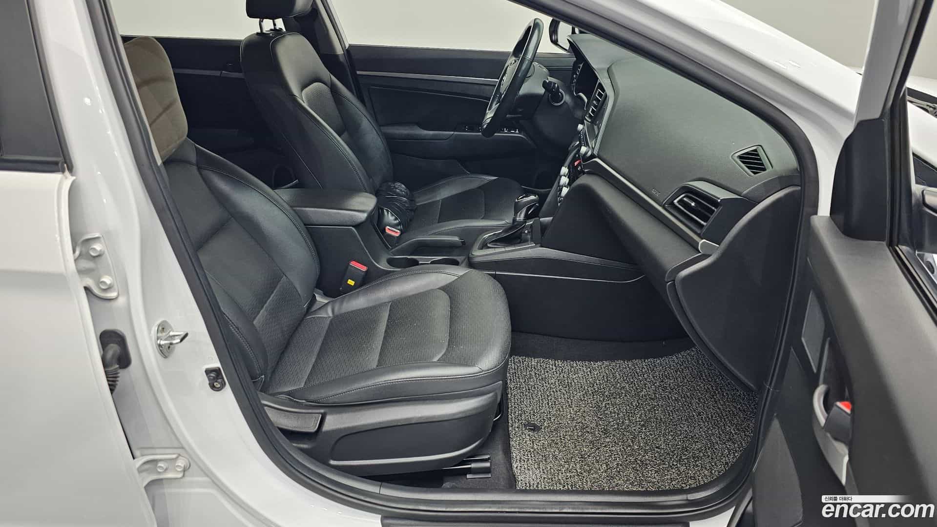 AVANTE Hyundai 2019.10-OPTION-015