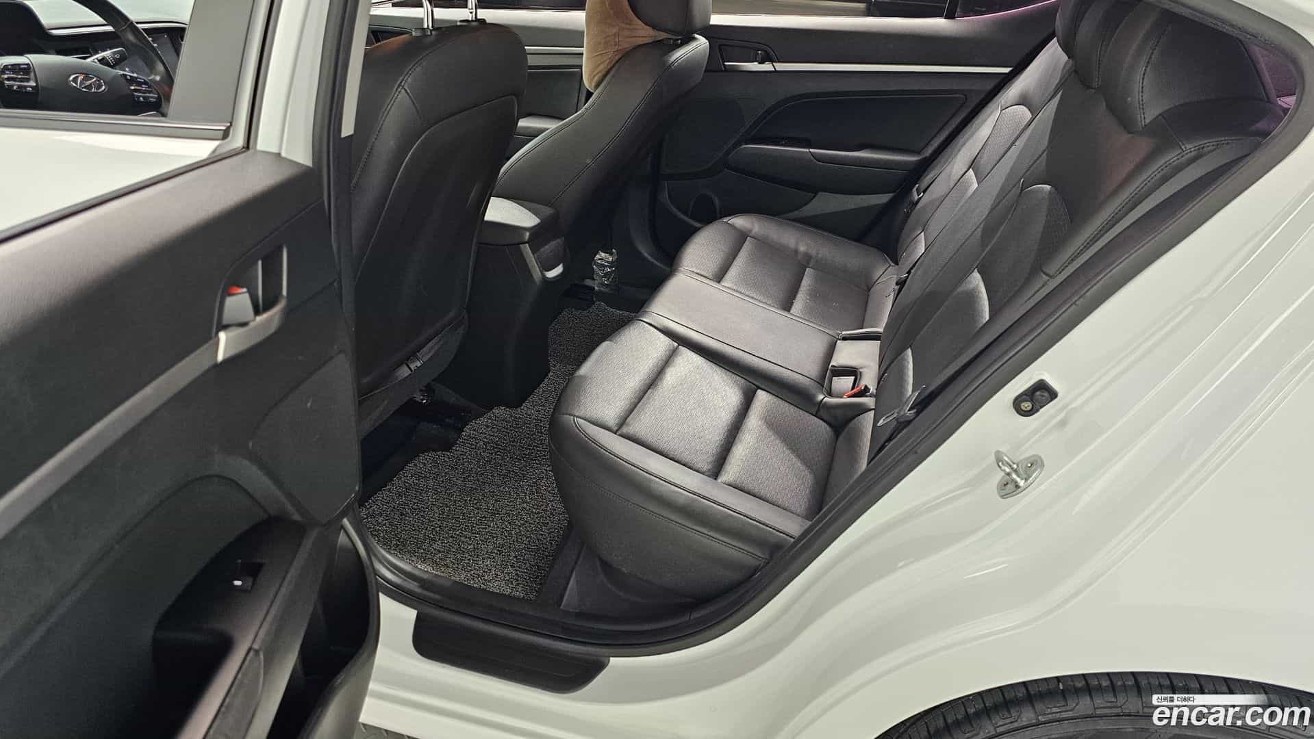 AVANTE Hyundai 2019.10-OPTION-016