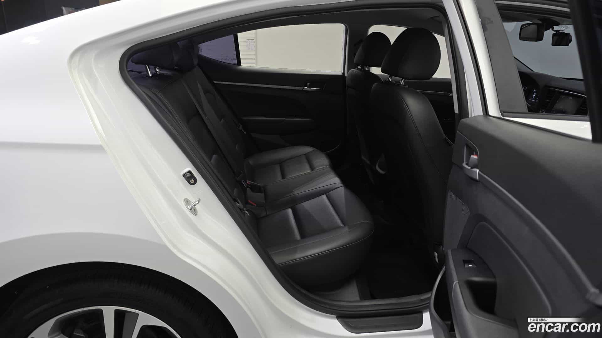 AVANTE Hyundai 2018.7-OPTION-015