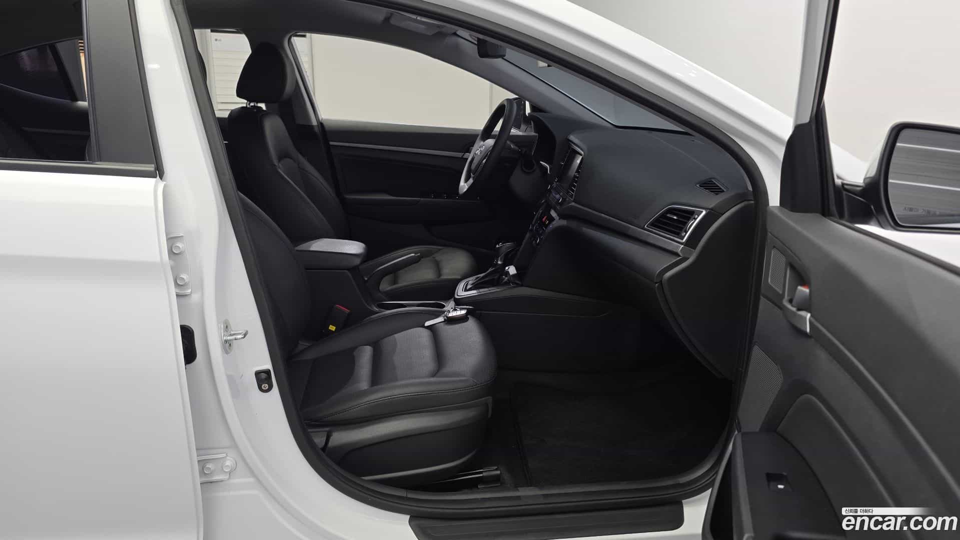 AVANTE Hyundai 2018.7-OPTION-016