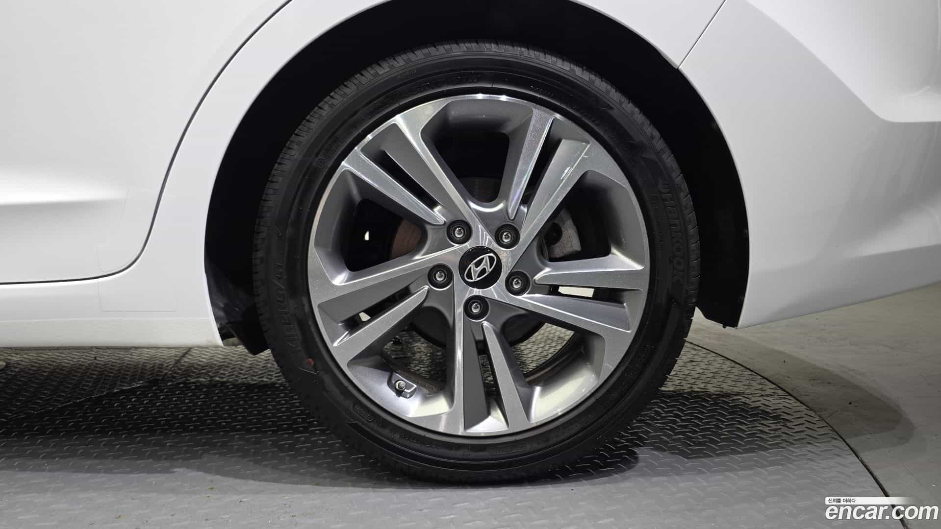 AVANTE Hyundai 2018.7-OUTER-031
