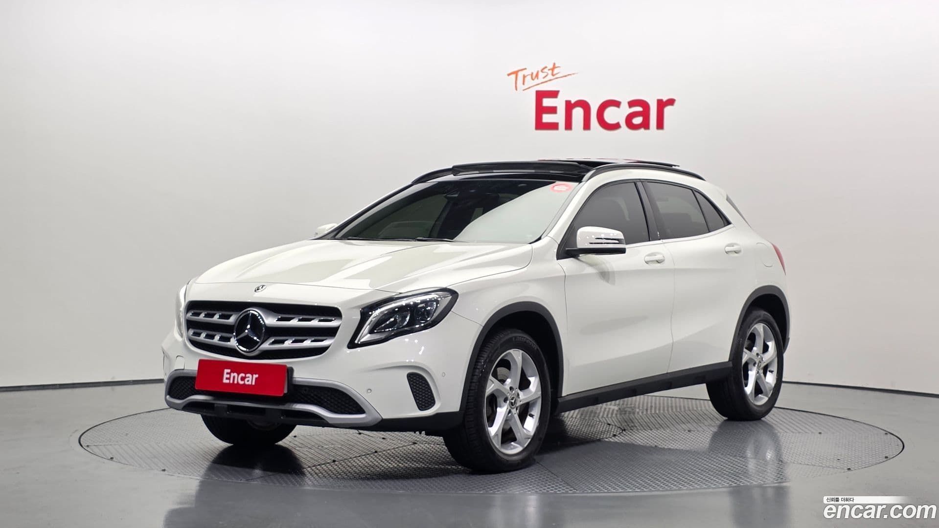Main__Slider__Photo:GLA-Class Mercedes-Benz 2017.11-0