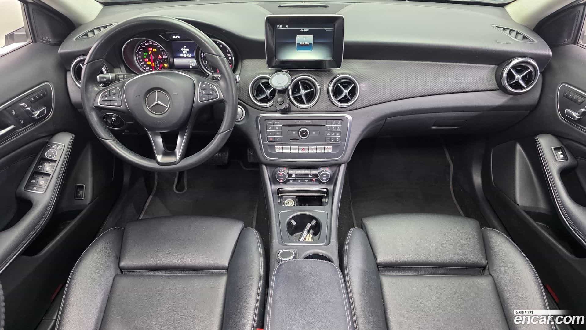 GLA-Class Mercedes-Benz 2017.11-INNER-007
