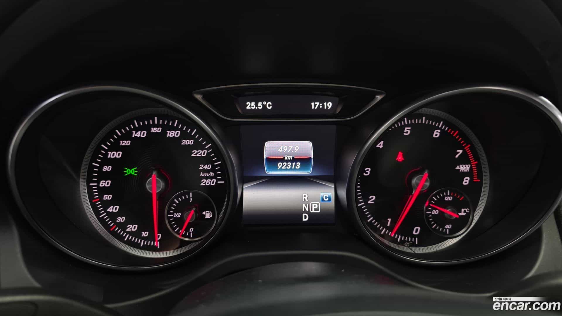 GLA-Class Mercedes-Benz 2017.11-INNER-008