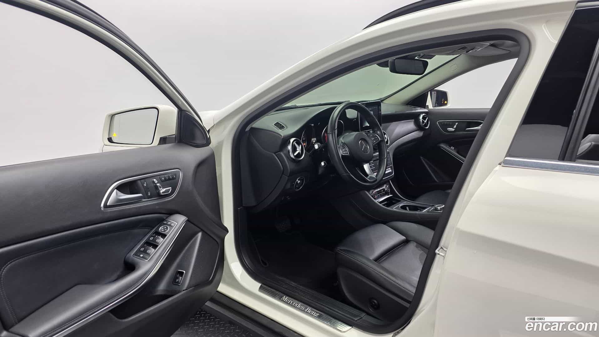 GLA-Class Mercedes-Benz 2017.11-INNER-010