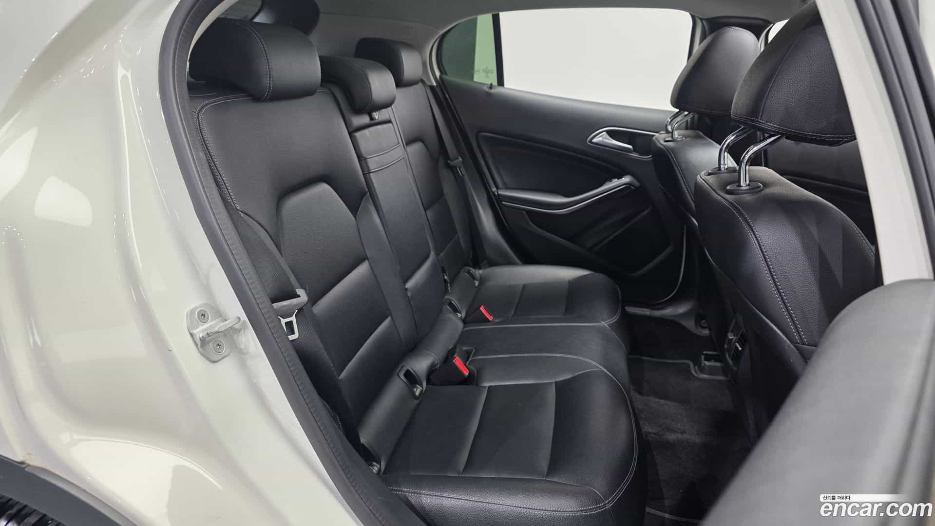 GLA-Class Mercedes-Benz 2017.11-OPTION-016