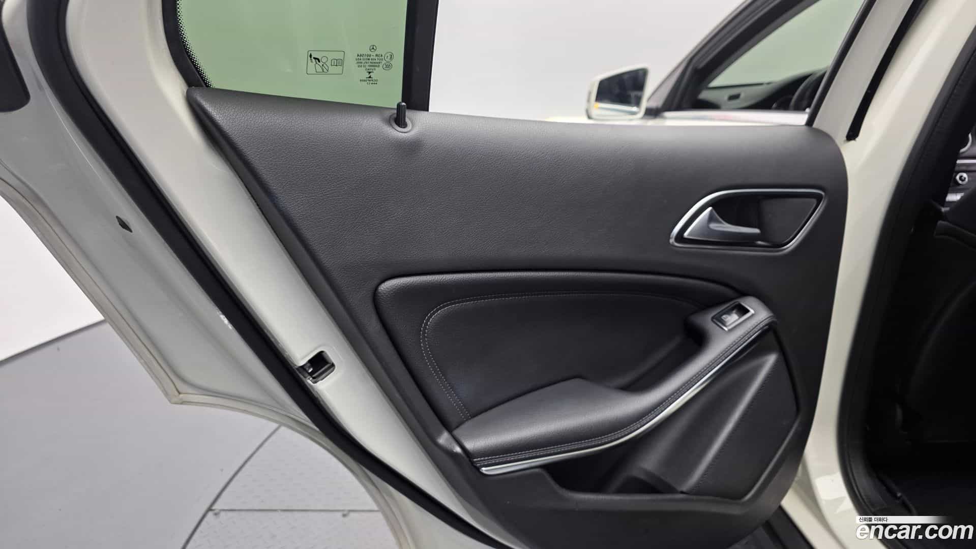 GLA-Class Mercedes-Benz 2017.11-INNER-034