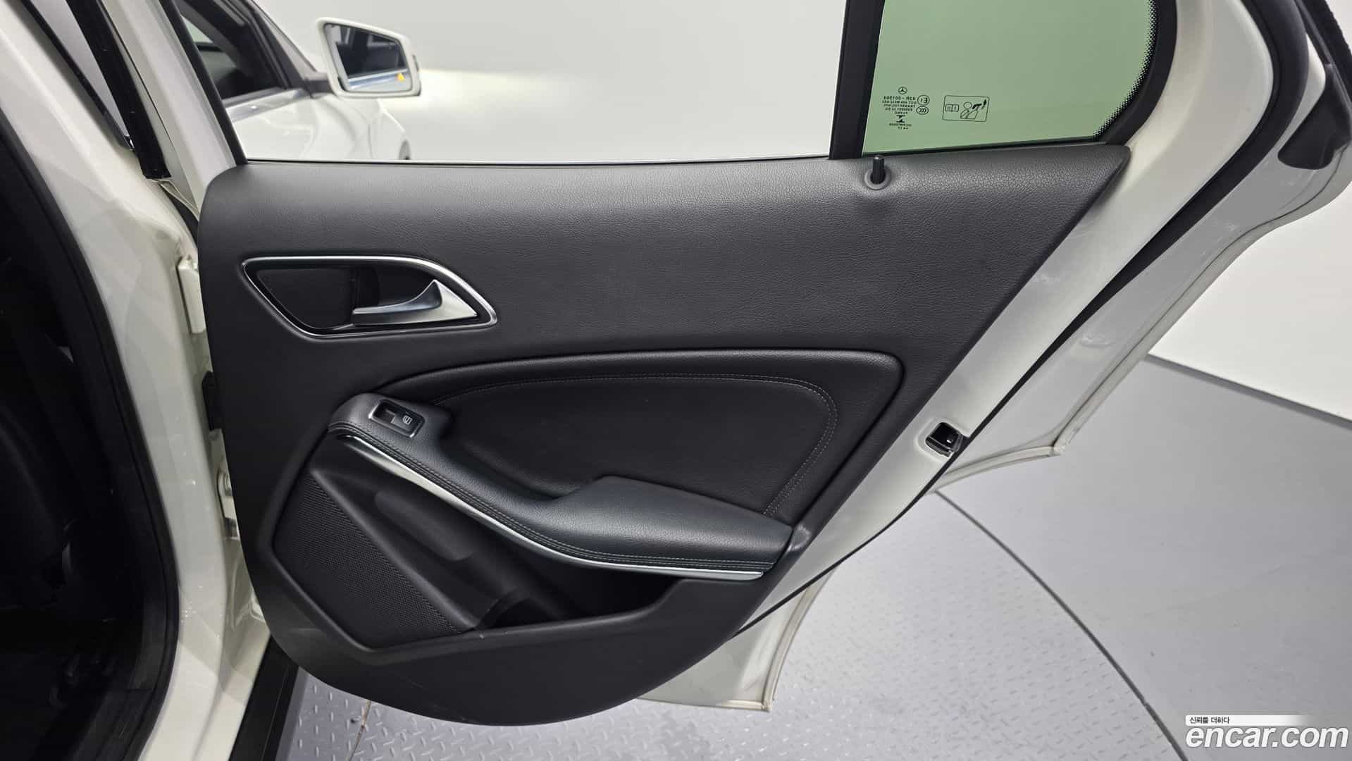 GLA-Class Mercedes-Benz 2017.11-INNER-035