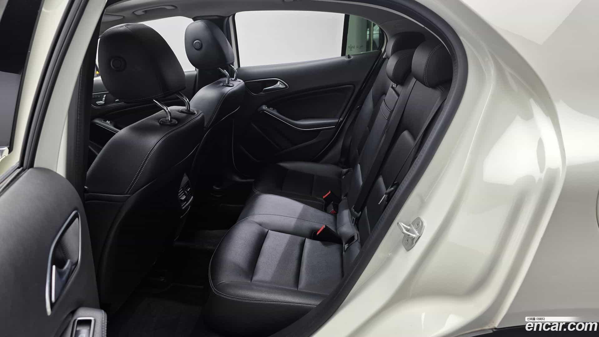 GLA-Class Mercedes-Benz 2017.11-INNER-036