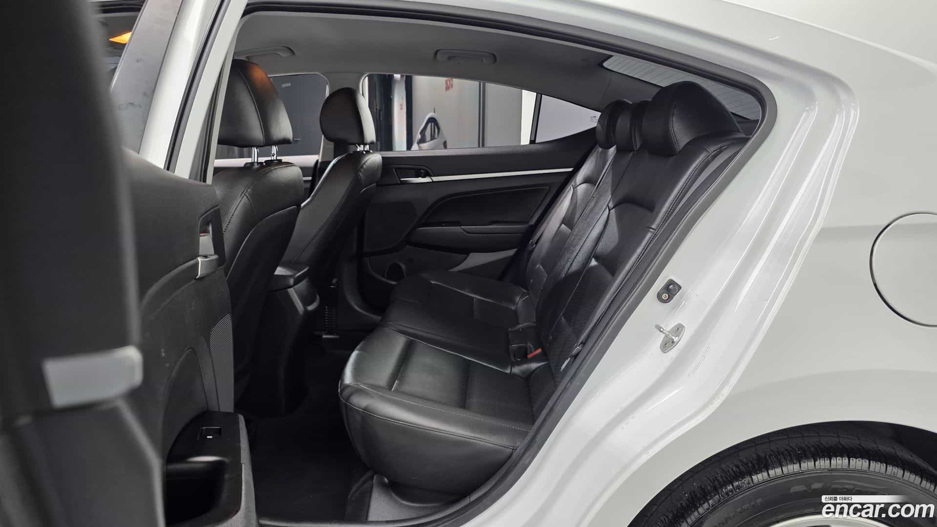 AVANTE Hyundai 2019.10-OPTION-016