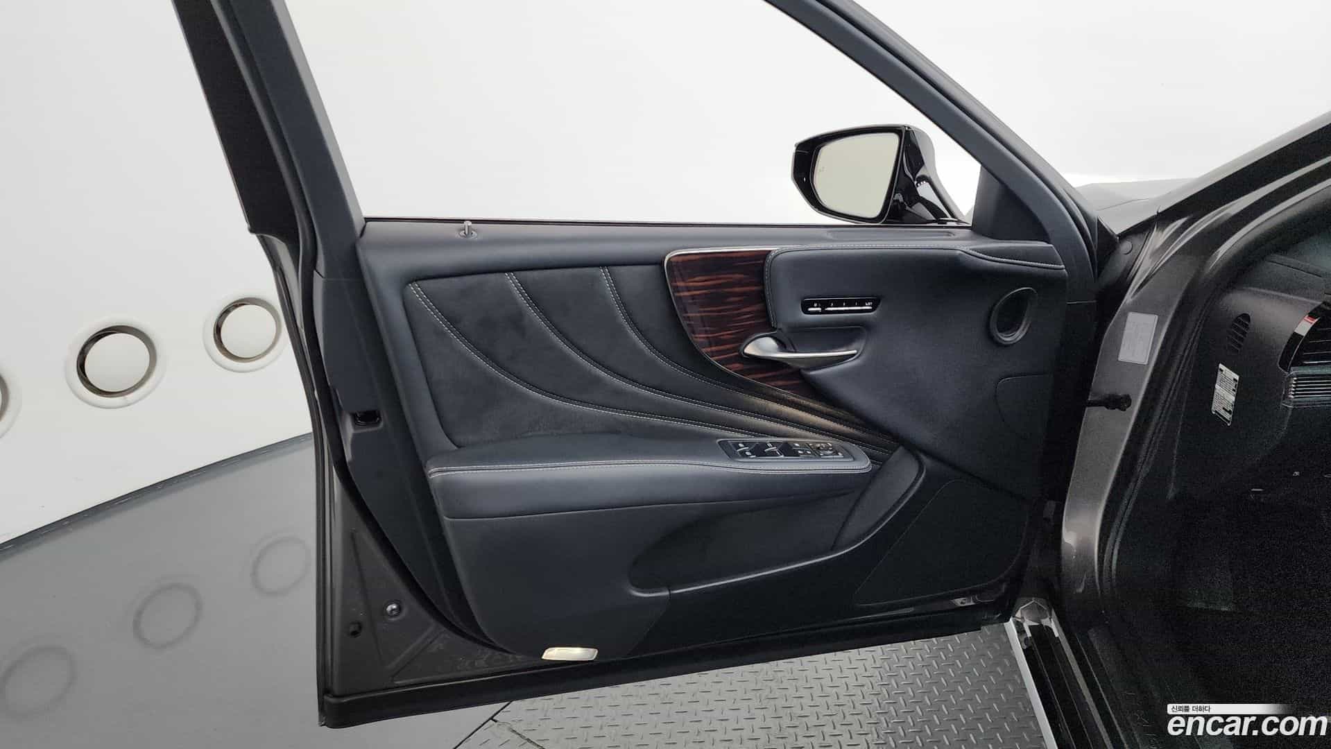 LS Lexus 2019.5-INNER-034