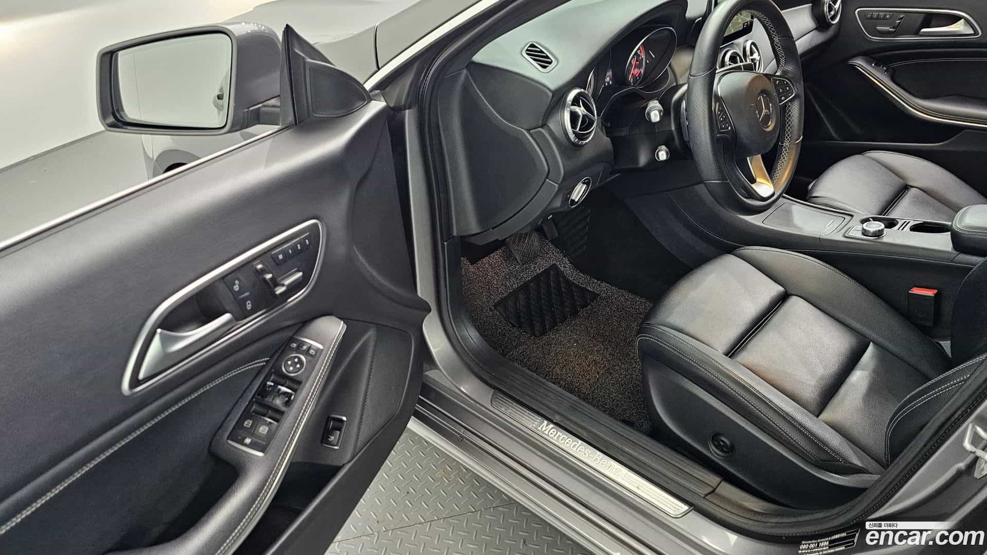CLA-Class Mercedes-Benz 2016.3-INNER-010