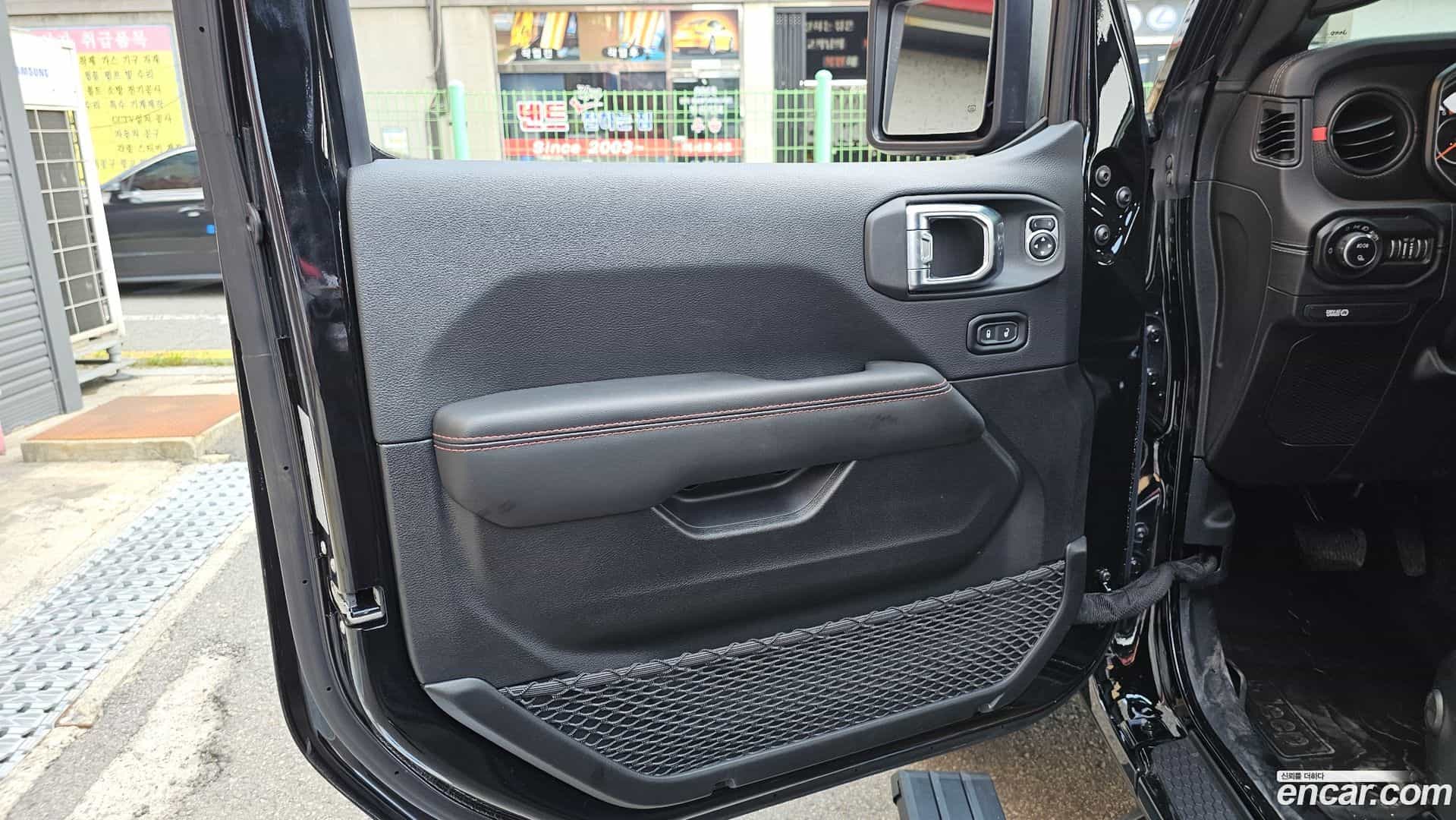 Gladiator Jeep 2025.11-INNER-034