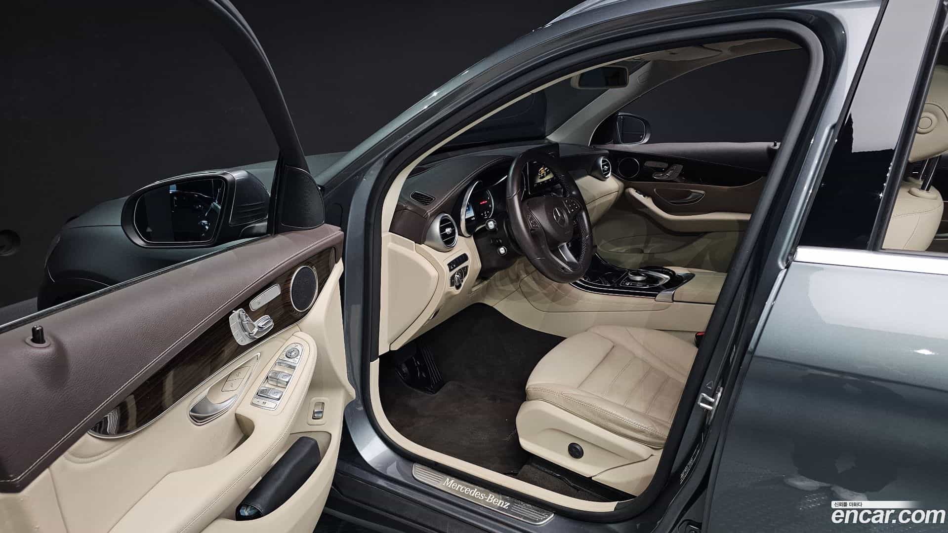 GLC-Class Mercedes-Benz 2017.0-INNER-010