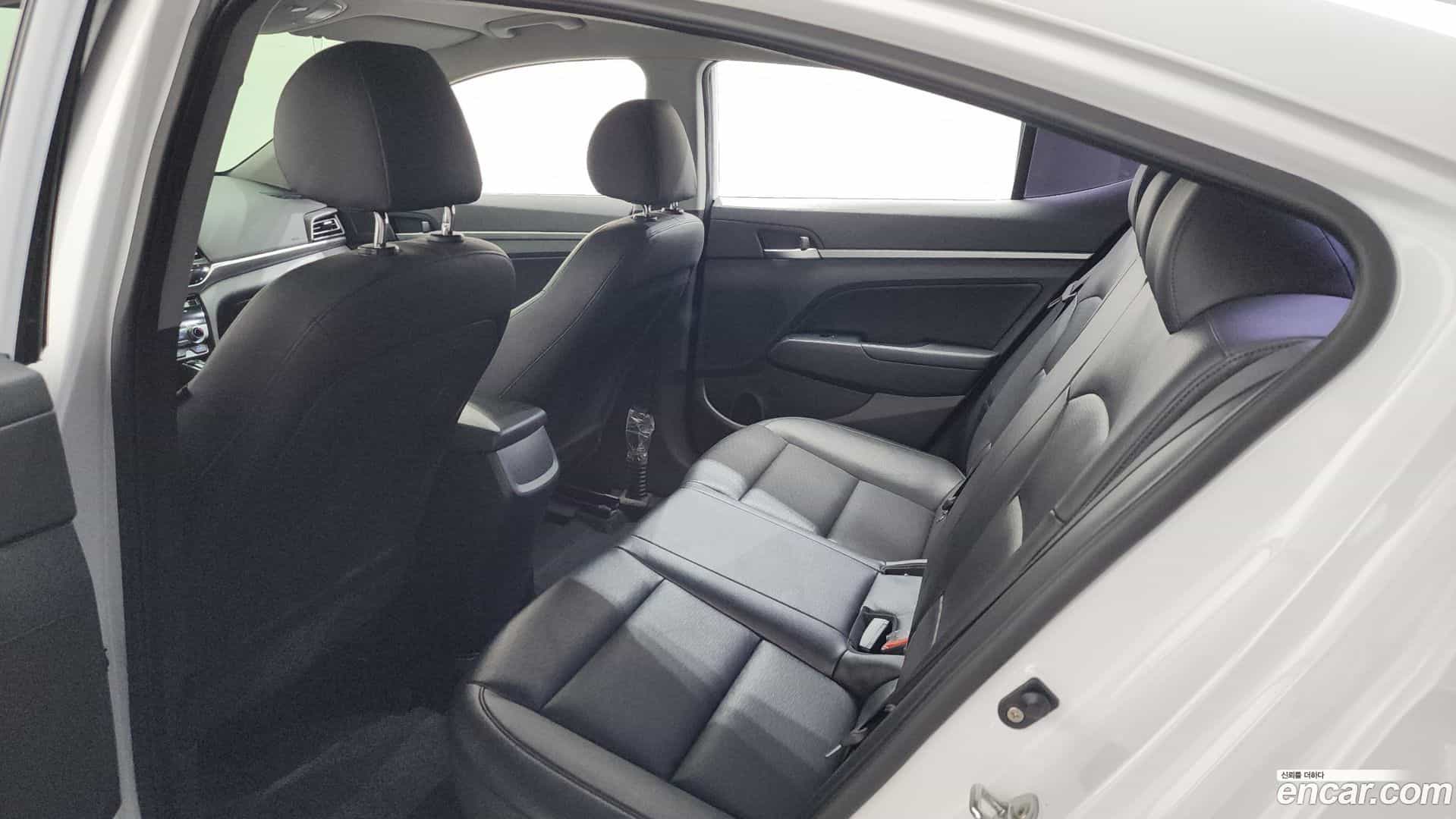 AVANTE Hyundai 2018.10-OPTION-022