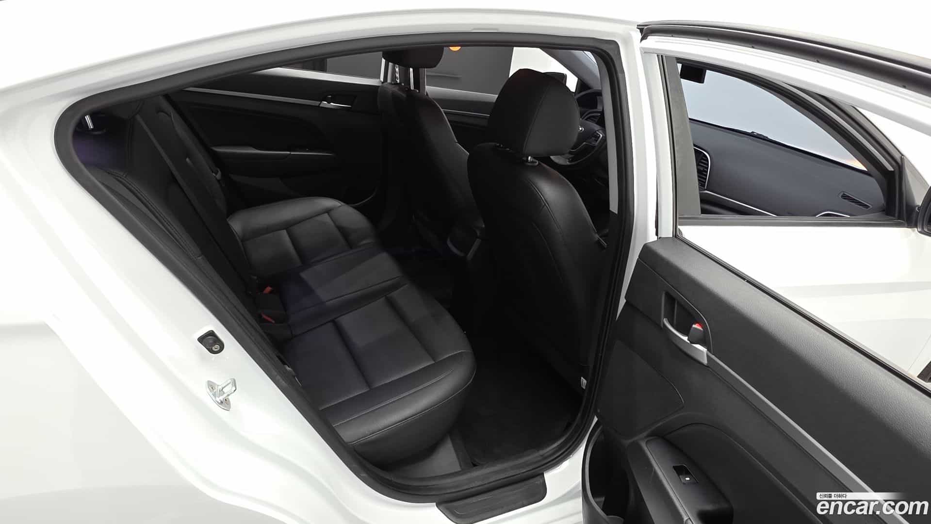 AVANTE Hyundai 2017.6-OPTION-015