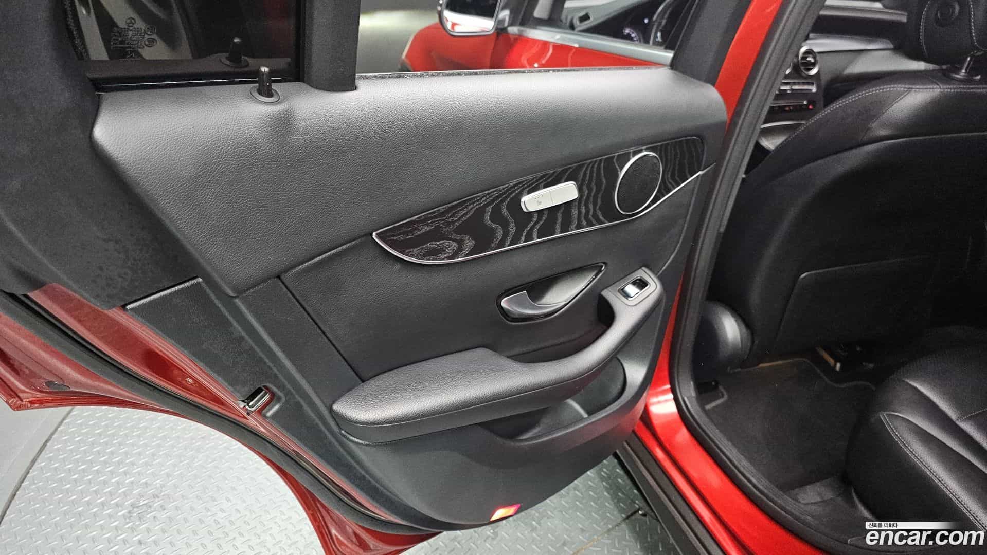 GLC-Class Mercedes-Benz 2019.2-INNER-035
