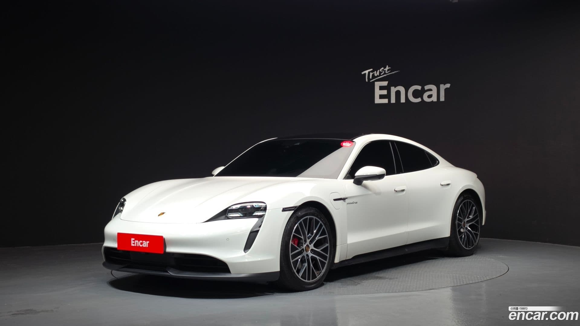 Main__Slider__Photo:Taycan Porsche 2021.7-0