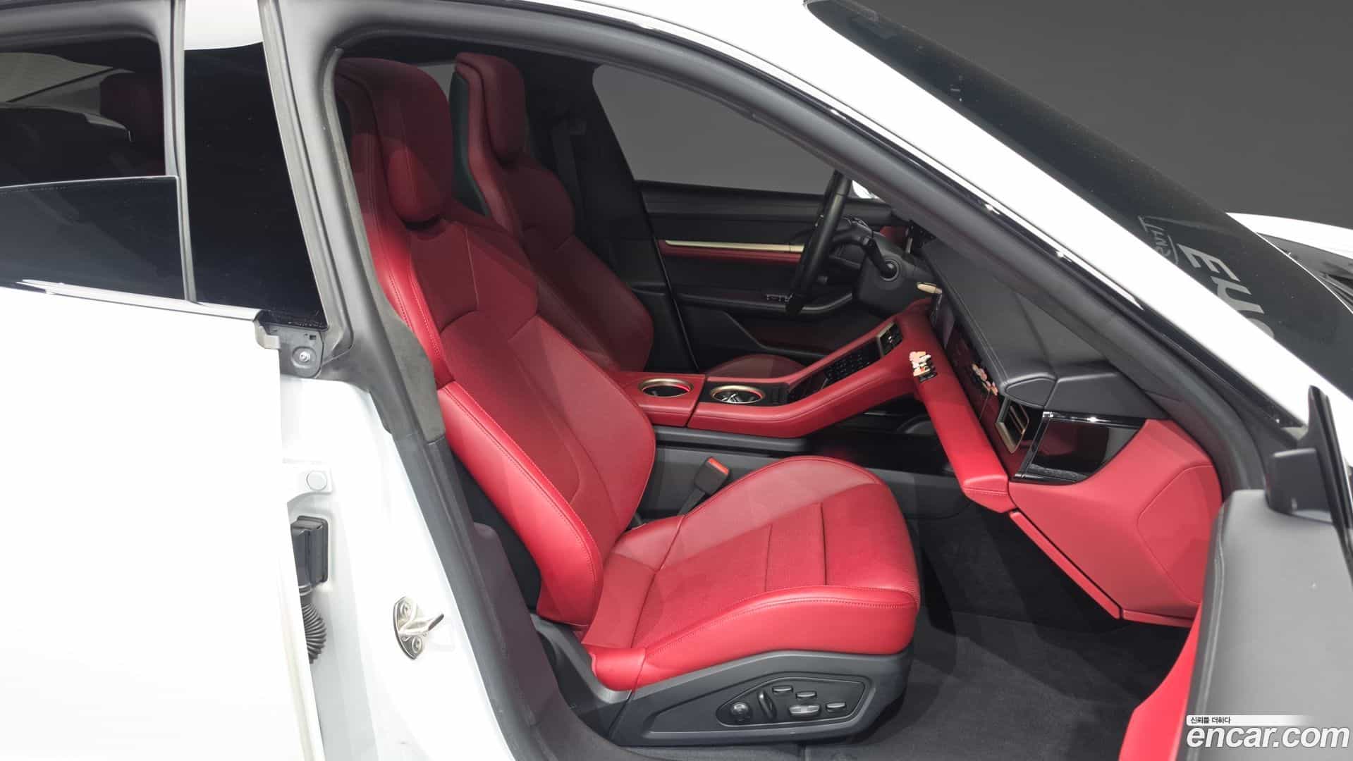 Taycan Porsche 2021.7-INNER-036