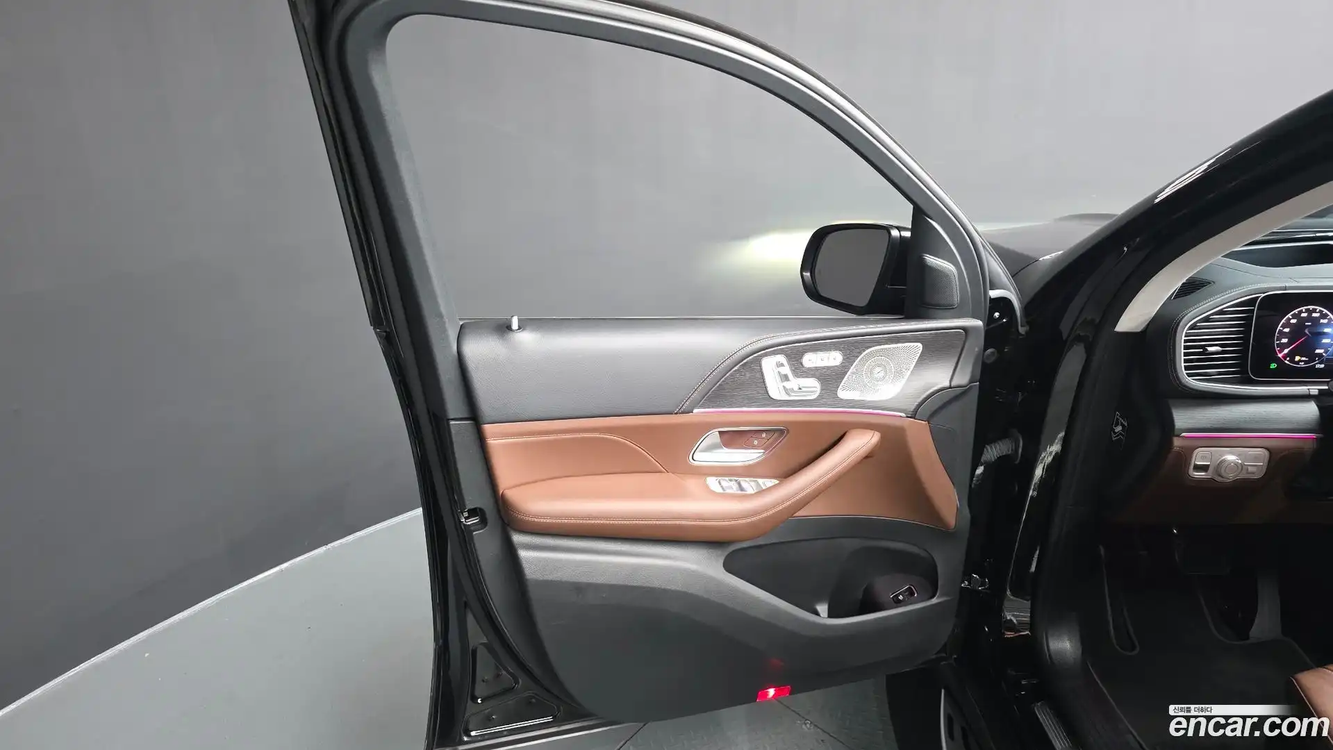 GLE-Class Mercedes-Benz 2023.8-INNER-034