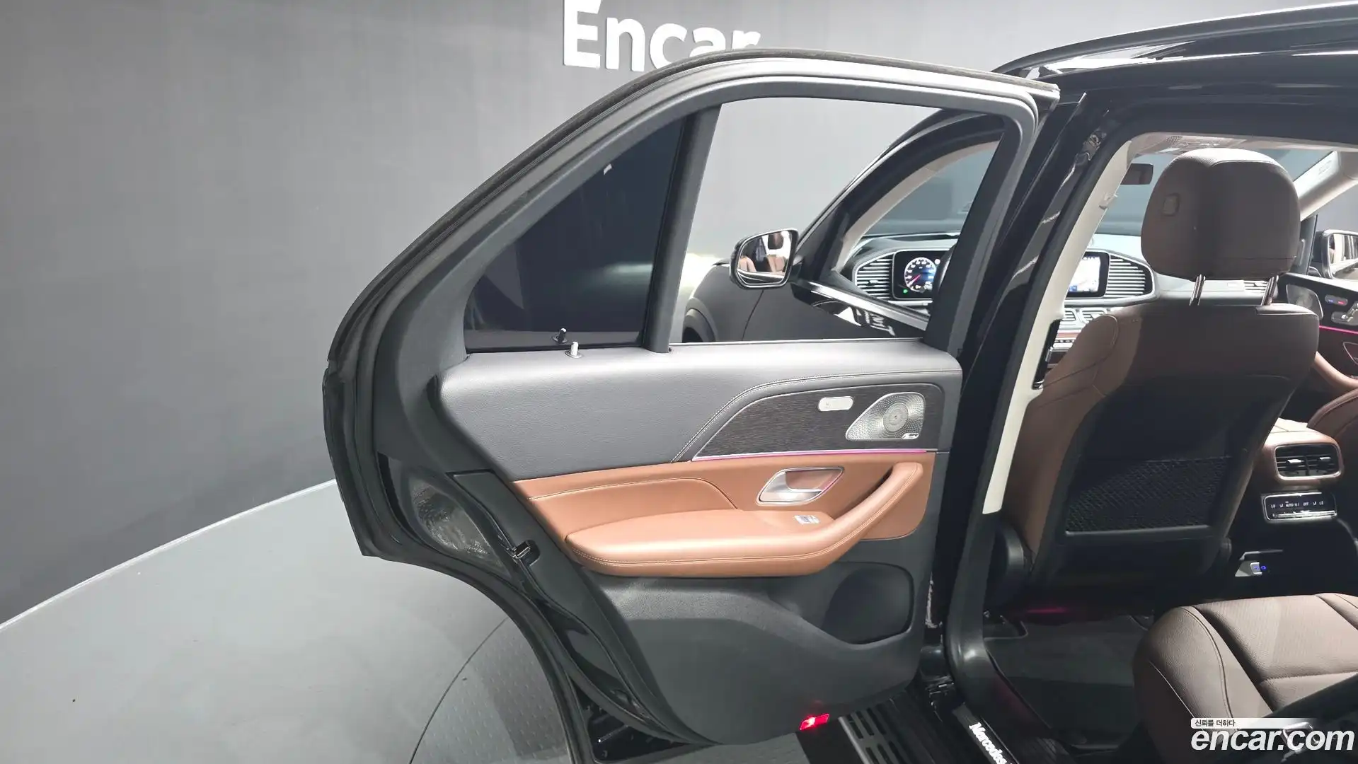 GLE-Class Mercedes-Benz 2023.8-INNER-035
