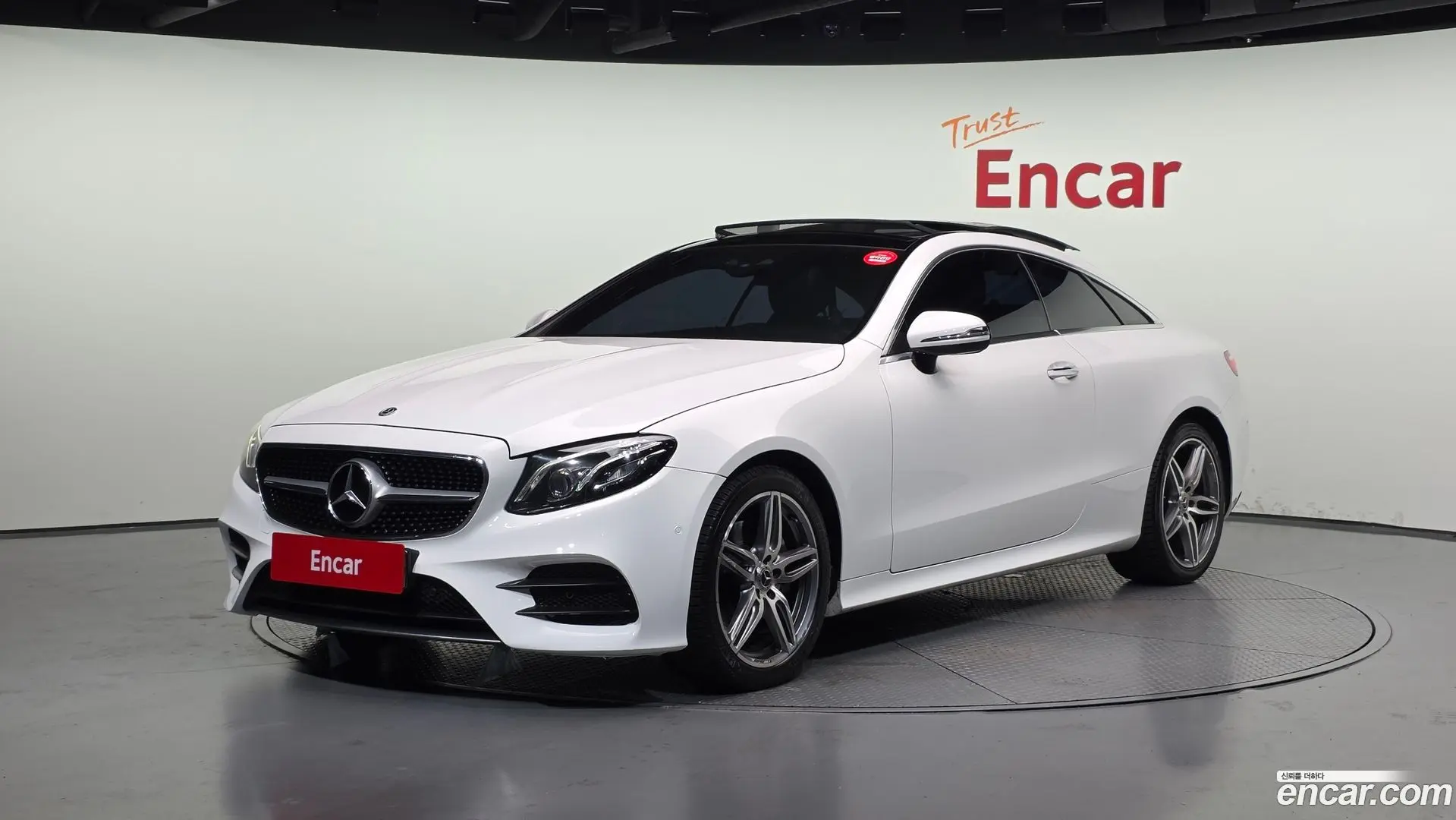 Main__Slider__Photo:E-Class Mercedes-Benz 2017.9-0