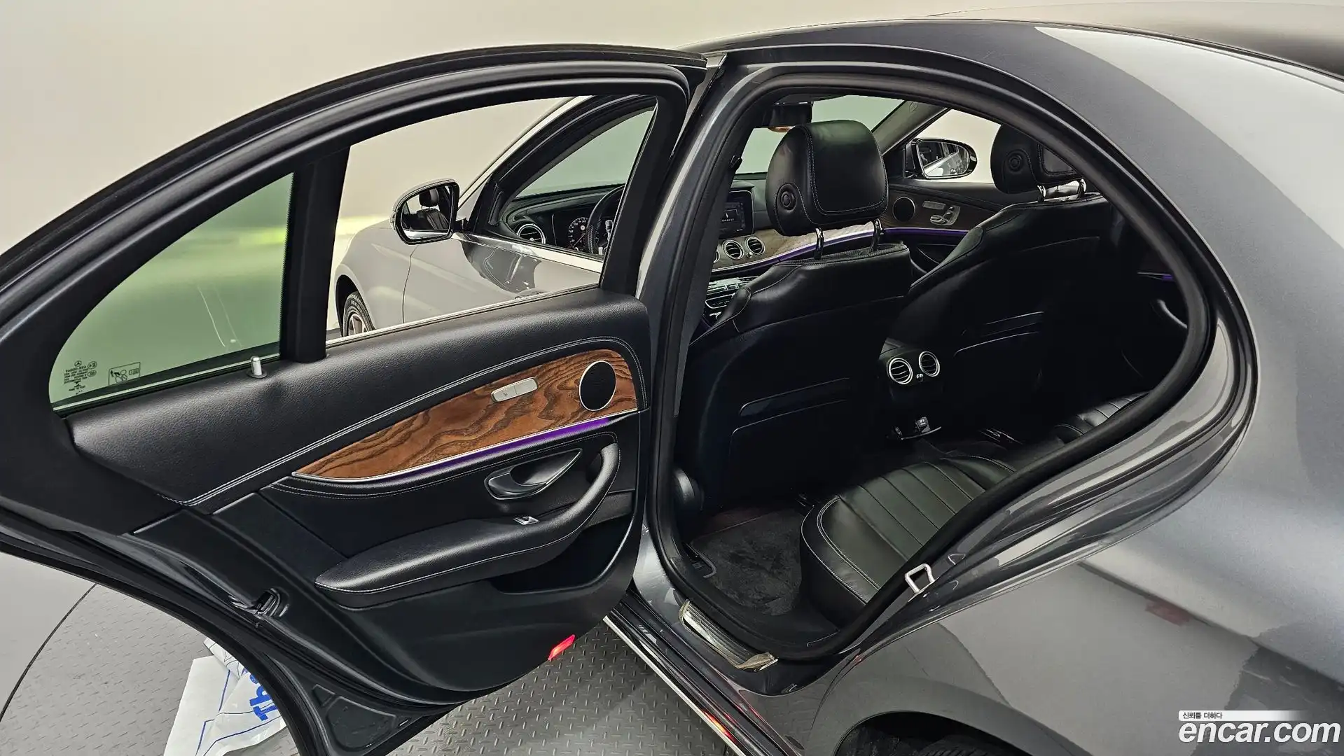 E-Class Mercedes-Benz 2016.9-OPTION-024